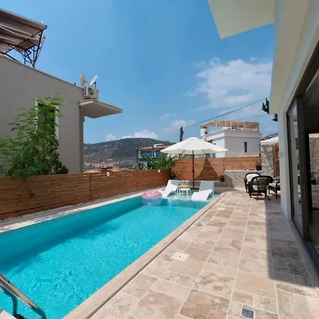 Triplex In With Pool & Partial Sea View Villa *