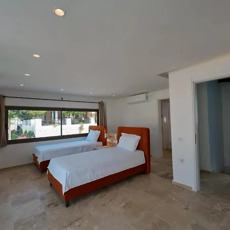 Triplex In With Pool & Partial Sea View Villa *