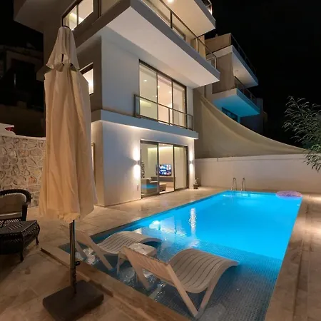 Triplex In With Pool & Partial Sea View Villa *
